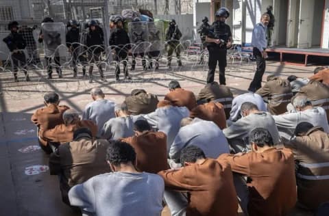 قمع وحشي لأسرى غزة في سجن جانوت.. إصابات وكسور وحروق ونزيف