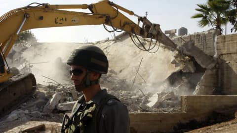 بحجة البناء دون ترخيص.. مقدسي يهدم منزله بيده في بيت حنينا
