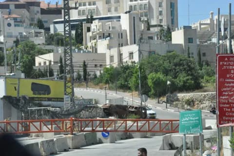 إغلاقات وقيود عسكرية.. الاحتلال يفاقم معاناة سكان البلدة القديمة في الخليل