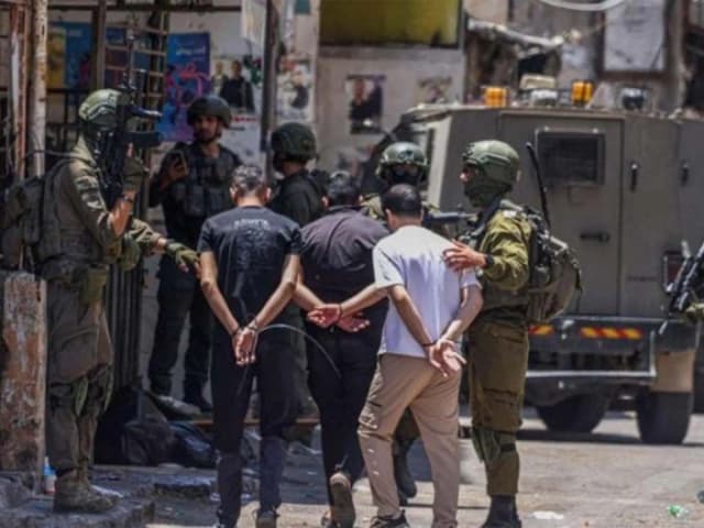 بينهم أسرى محررون.. الاحتلال يعتقل عشرات الفلسطينيين في الضفة والقدس