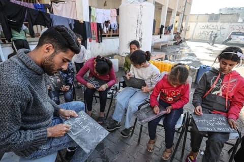 التعليم الفلسطيني تحت الاستهداف: دمار في غزة وقيود في الضفة