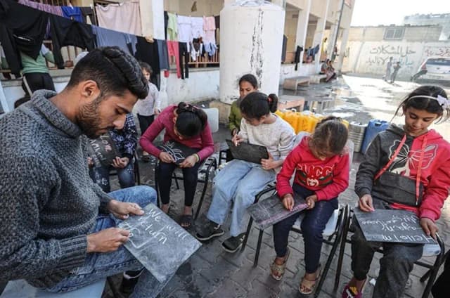 التعليم الفلسطيني تحت الاستهداف: دمار في غزة وقيود في الضفة