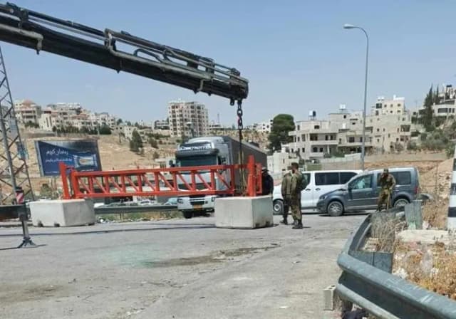 هدم منزل ومنشآت زراعية في جنين بالتزامن مع تركيب بوابة حديدية في عرابة