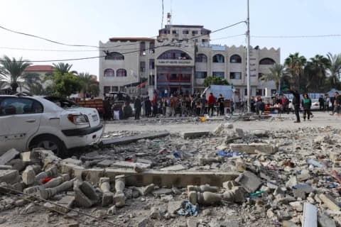 قصف قرب مستشفى الأمل بخانيونس وإصابة فلسطيني بجروح حرجة جراء استهداف بمسيّرة