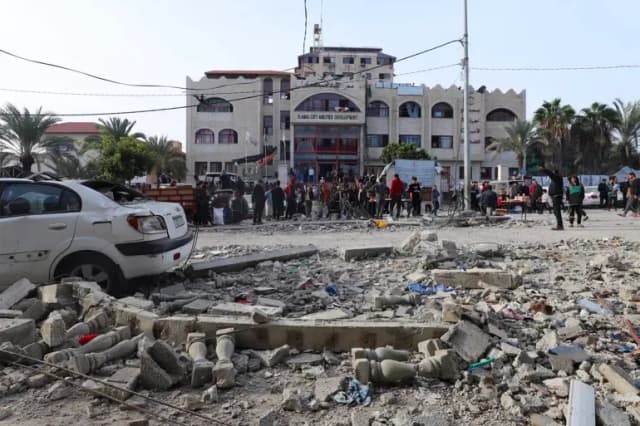 قصف قرب مستشفى الأمل بخانيونس وإصابة فلسطيني بجروح حرجة جراء استهداف بمسيّرة