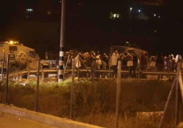مستوطنون يعتدون على مركبات فلسطينية شمال رام الله وفلسطيني يدهس أحدهم