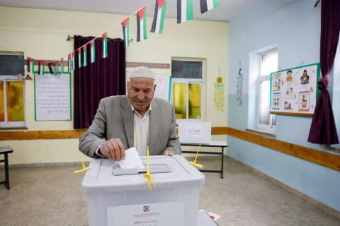 لماذا أجَّل محمود عباس الانتخابات الفلسطينية؟