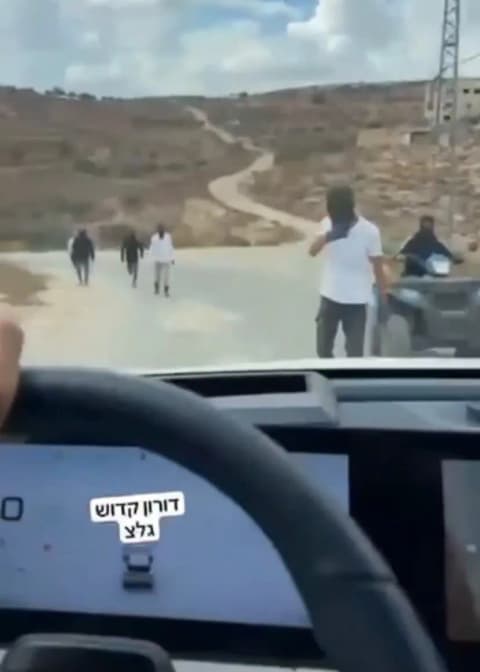 اعتداء مستوطنين على وفود دبلوماسية أجنبية في قرية الطيبة قرب رام الله