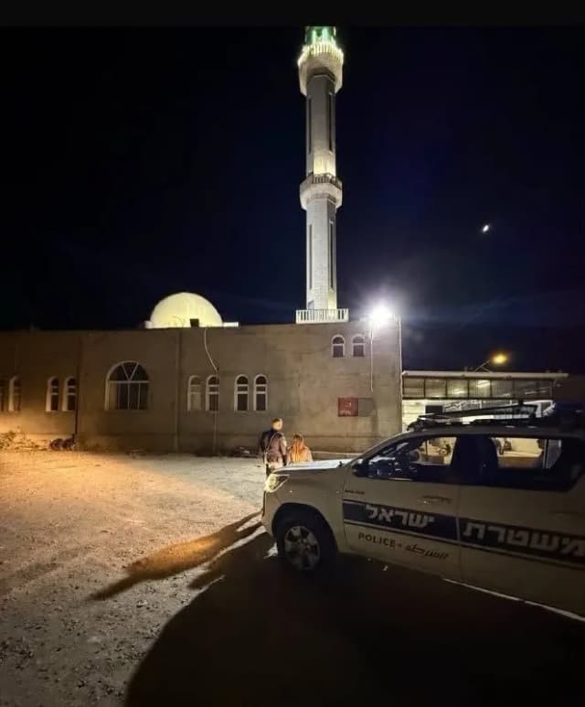 شرطة الاحتلال تخالف مسجدا في النقب بذريعة «الضوضاء».. وبن غفير يحتفي