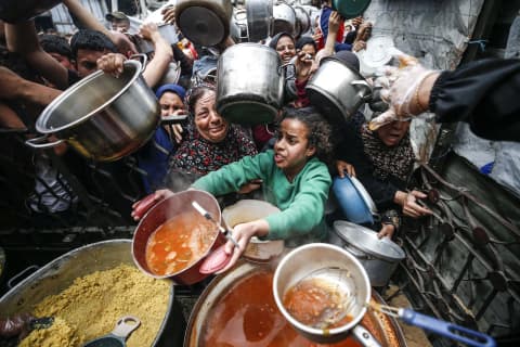 غزة.. حين يتحول الغذاء إلى أداة للتجويع والابتزاز