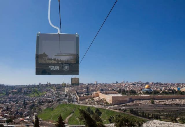انسحاب خامس شركة أجنبية من مشروع تلفريك القدس.. وسط تحذيرات من تداعياته