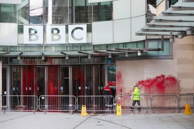 شهادة من داخل BBC: المؤسسة تتبنى الرواية الإسرائيلية وتتجنب وصف الإبادة