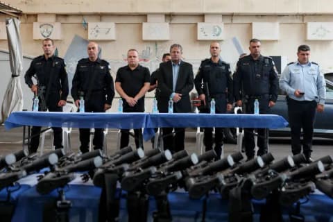 بن غفير يوسّع استحقاق السلاح لـ11 مستوطنة وبؤرة في الضفة