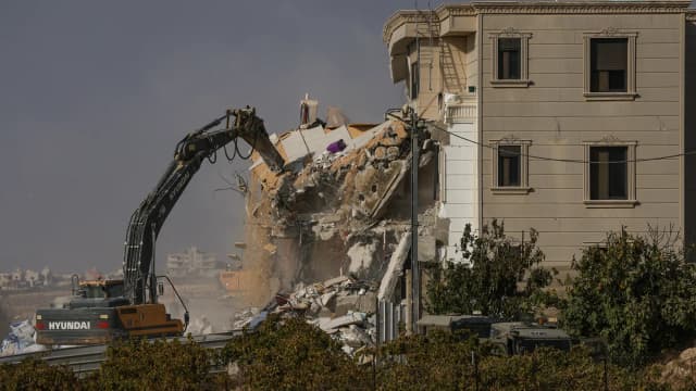 الاحتلال يهجّر 2200 فلسطيني من منازلهم في الخليل وسط حصار وهدم
