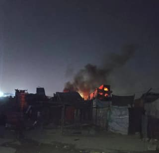 الاحتلال يحرق مخيما للنازحين ويشرد أكثر من 200 أسرة في غزة