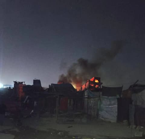الاحتلال يحرق مخيما للنازحين ويشرد أكثر من 200 أسرة في غزة