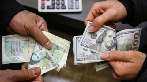 رکوردشکنی مجدد دلار؛ بانک مرکزی می‌گوید نرخ امروز ارز، منهای تورم، مشابه سال‌ ۱۳۹۷ است