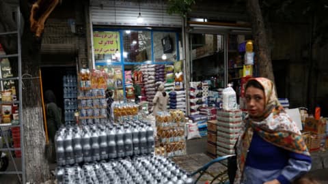کاهش صادرات نفت و افت ارزش ریال «فشار بر اقتصاد ایران را تشدید کرده است»