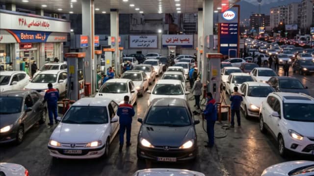 سخنگوی کمیسیون انرژی مجلس صف‌های بنزین را به افزایش سفرها نسبت داد؛ «ادامه برداشت از ذخایر»