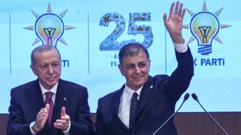 Şaredarê Îzmîrê Tevlî AK Partîyê Bû
