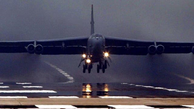 Pênc Kes bi Gumana Terorê Nêzîkî Bingeheke Amerîkî li Brîtanyayê Hatin Girtin