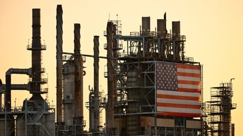 Wezareta Enerjîyê: Hilberîna Petrola Amerîkayê di Rojê de Dibe 14 Milyon Bermîl