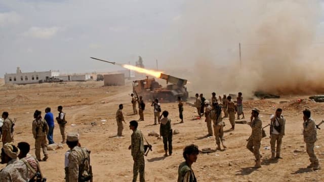 Hûsîyan di Êrîşeke Dijî Hikûmeta Yemenê de Herî Kêm 18 Kes Kuştin