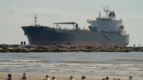 Raport: Firotina Petrolê ya Îranê Ber bi Tunebûnê Ve Diçe