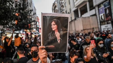 Şara Jîna Emînî ya ku 'Erşa Rejîma Îranê Hejand