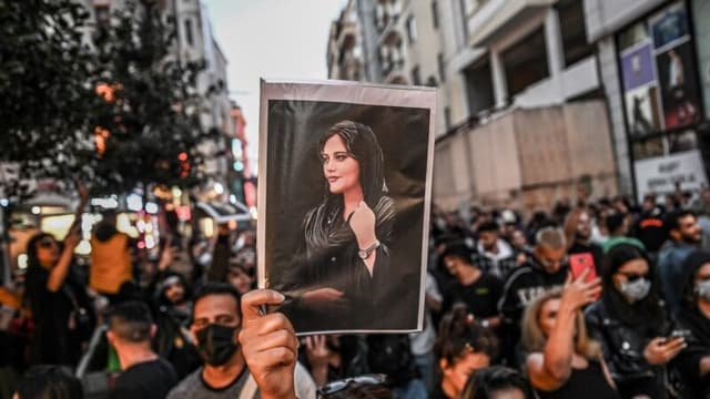 Şara Jîna Emînî ya ku 'Erşa Rejîma Îranê Hejand