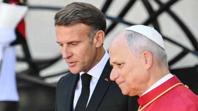 Thousands turn out to greet Pope in France