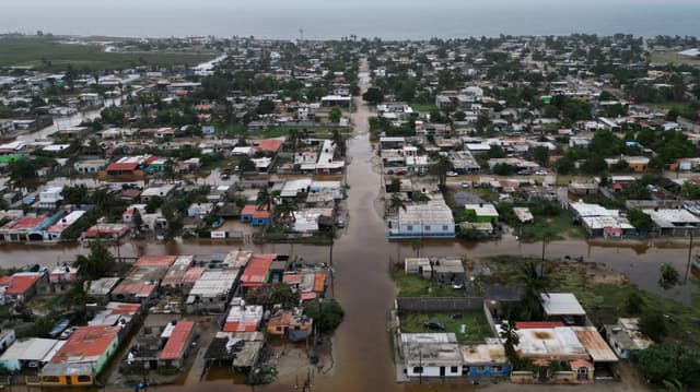 Super El Niño sets another record as it strengthens to 'unprecedented levels'