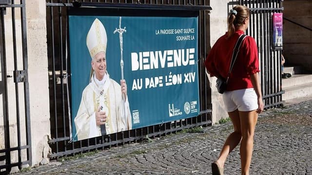 Hundreds of thousands expected in Paris for Pope's visit