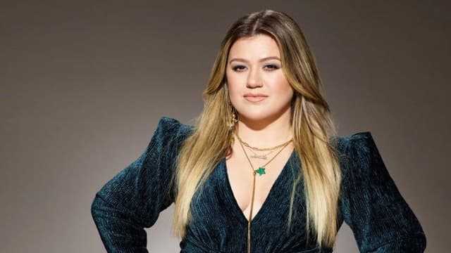 Brooklyn novelty shop reeling from 'surreal' row with Kelly Clarkson over mechanical bird