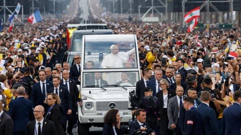 Huge crowds greet Pope in Paris ahead of open-air Mass
