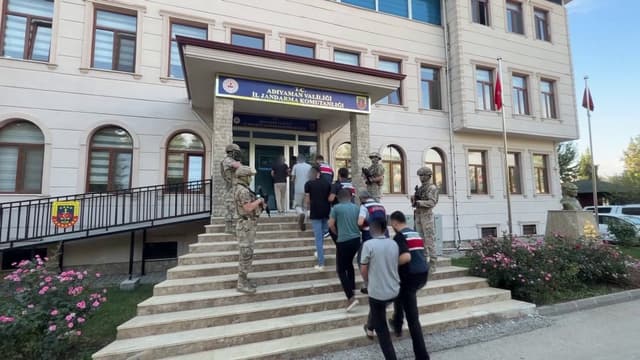 Turkish security forces raid suspected Daesh-linked addresses, detain 5