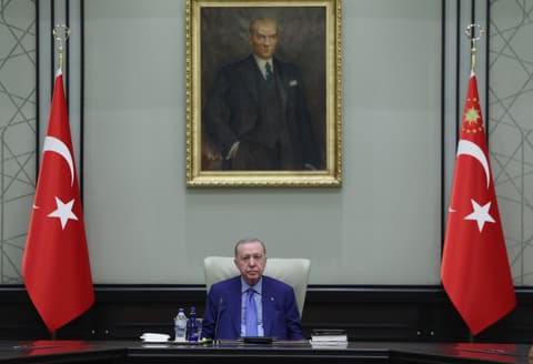 President Erdoğan vows strong economy, no losses for public in fund probe