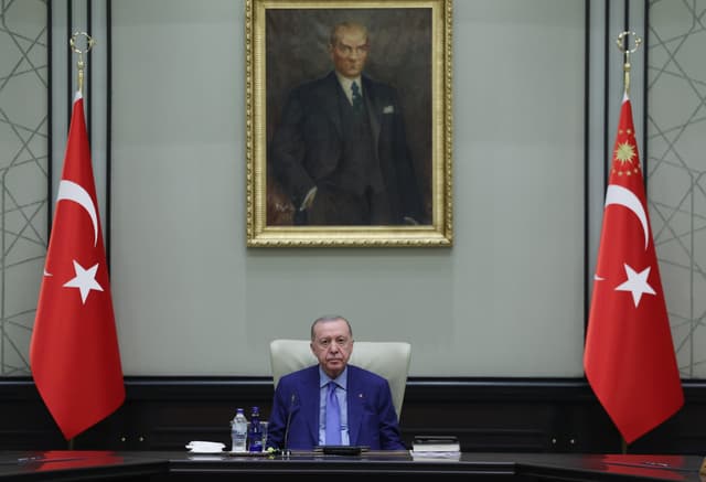 President Erdoğan vows strong economy, no losses for public in fund probe