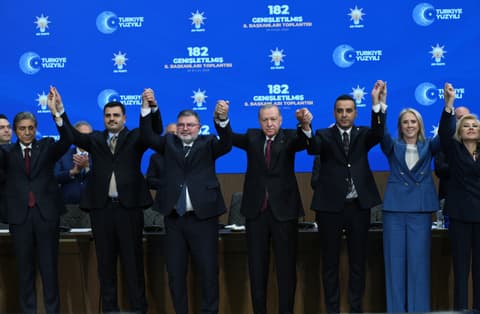 1 in 10 CHP-elected mayors switch to Türkiye's ruling AK Party