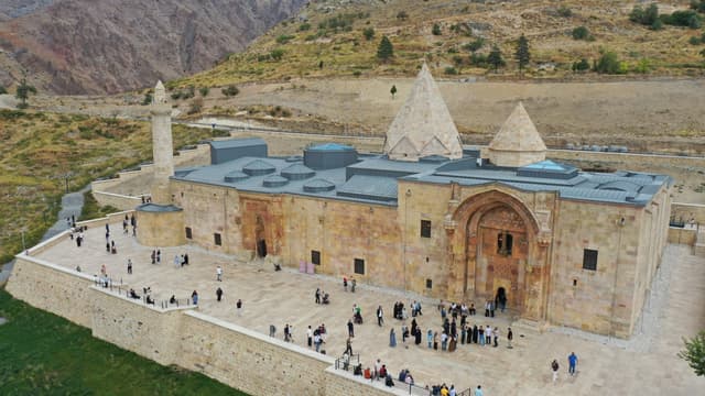 Türkiye's 798-year-old Divriği Great Mosque draws record crowds