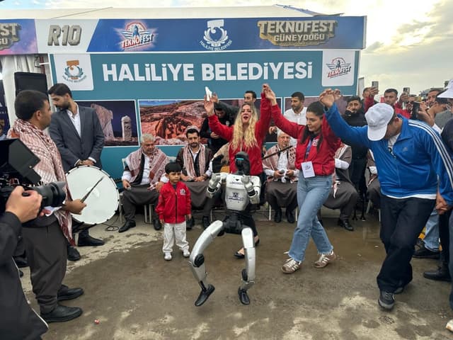 Chinese robot wows crowds with Turkish 'halay' dance at Teknofest