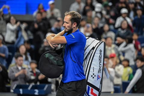 Medvedev disqualified after hitting spectator with ball vs Djokovic