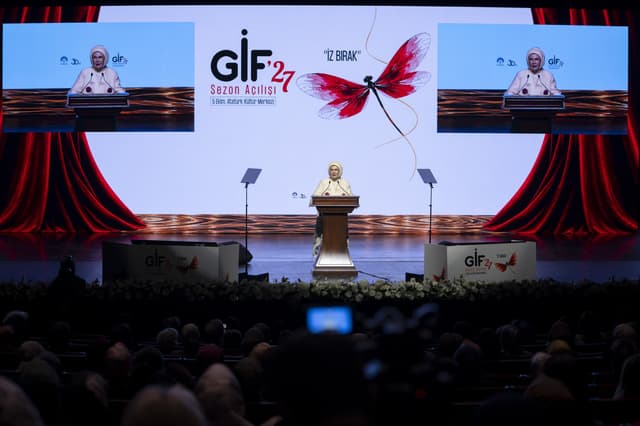 Emine Erdoğan highlights need for guidance in digital age