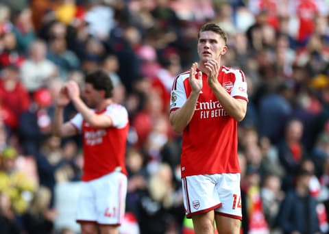 Arsenal rally past Leeds to draw level with Man City atop PL