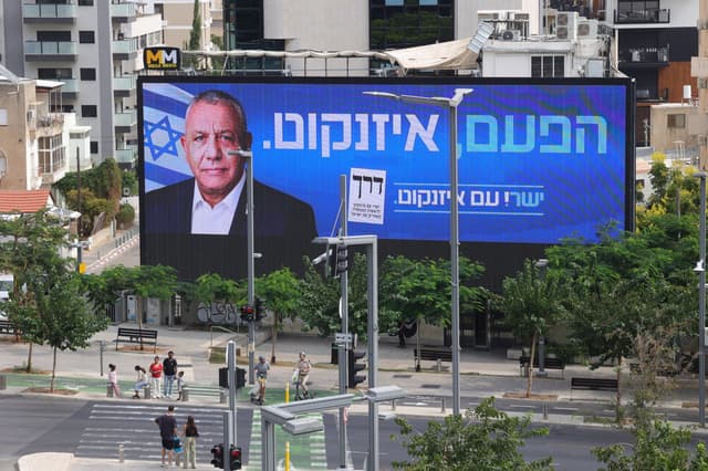Latest poll puts Eisenkot ahead of Netanyahu in Israel PM race