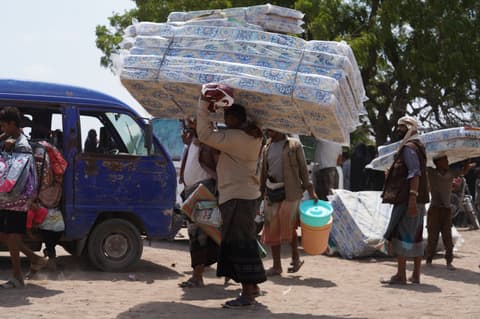 As Houthis approach Yemen's Taiz locals flee fear of another siege
