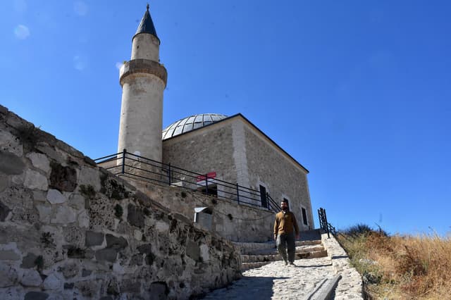 Imam climbs 5,000 steps daily to lead prayers in eastern Türkiye