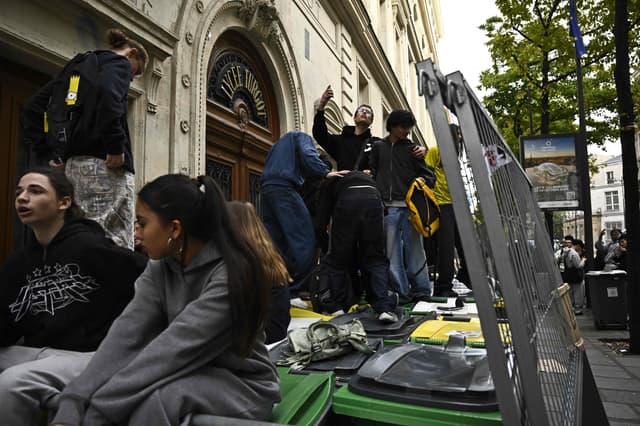 French students keep blocking some schools ahead of govt talks
