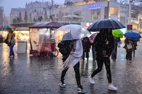 Heavy rain forces school closures as Istanbul traffic hits 89%