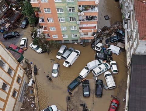 Flooding hits Istanbul as heavy rain disrupts daily life